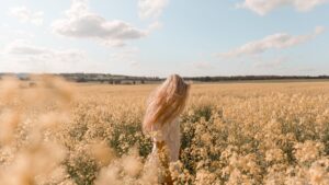 花畑と女性の後ろ姿